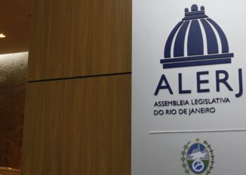 Deputados do RJ aprovam tornozeleira rosa para agressores de mulheres