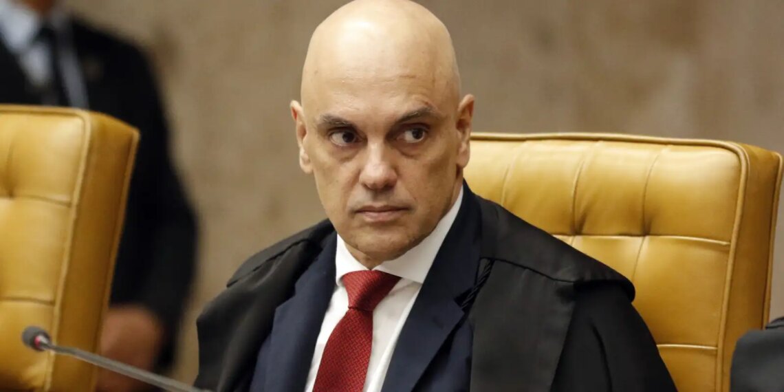 Moraes suspende visitas de Flávio a Bolsonaro na prisão domiciliar