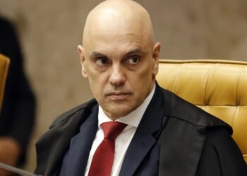 Moraes suspende visitas de Flávio a Bolsonaro na prisão domiciliar