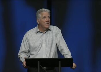 Pastor David Hughey se afasta após divórcio em casamento de 40 anos