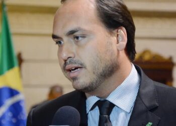 Carlos Bolsonaro renuncia a cargo no PL para concorrer ao Senado