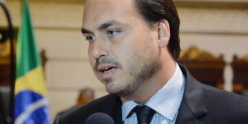Carlos Bolsonaro renuncia a cargo no PL para concorrer ao Senado