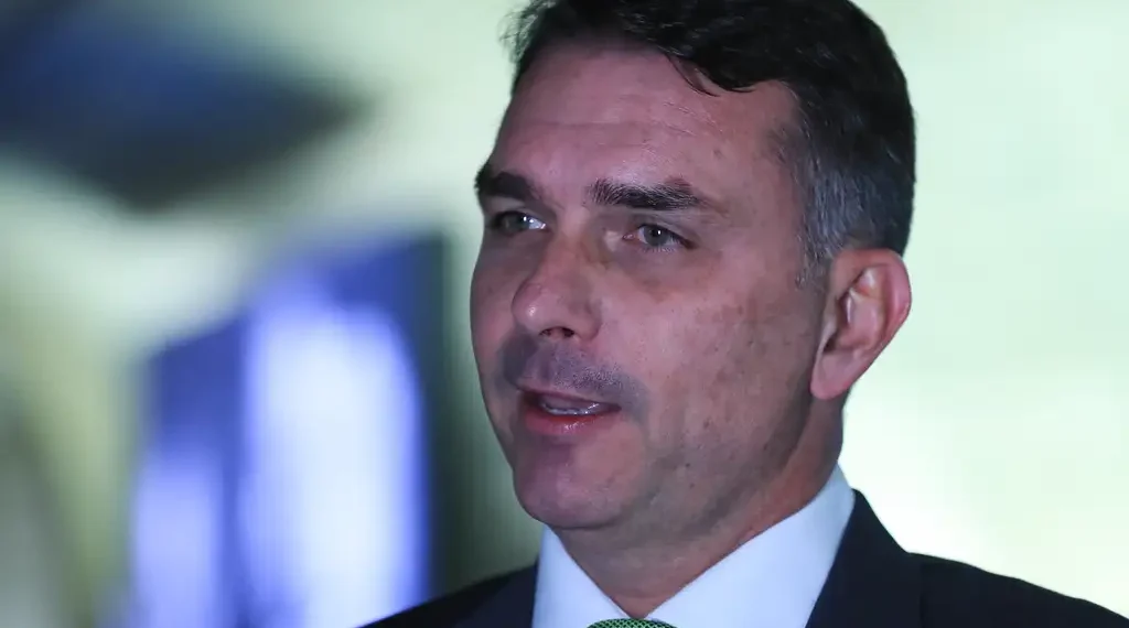 Flávio Bolsonaro cancela participação em festa junina na PB