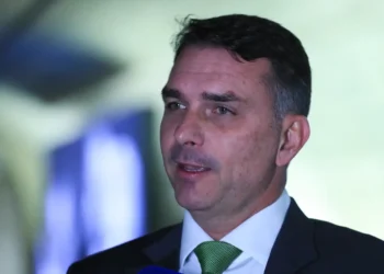 Flávio Bolsonaro cancela participação em festa junina na PB