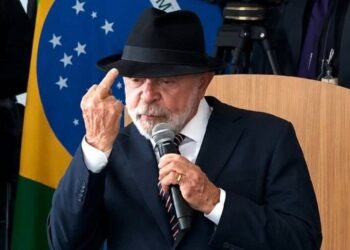 Oposição critica gesto de Lula durante evento no Planalto