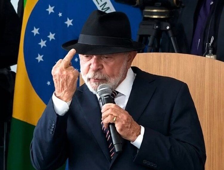Oposição critica gesto de Lula durante evento no Planalto