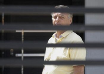 Defesa de Bolsonaro entrega armas à PF: o que isso significa?