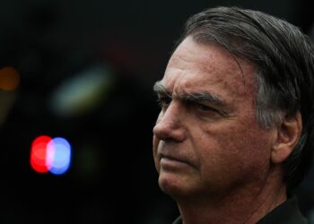 Espingarda de Bolsonaro permanece na empresa que a presenteou