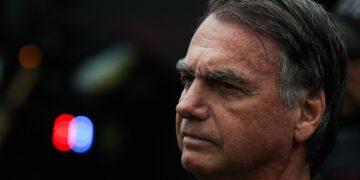 Espingarda de Bolsonaro permanece na empresa que a presenteou