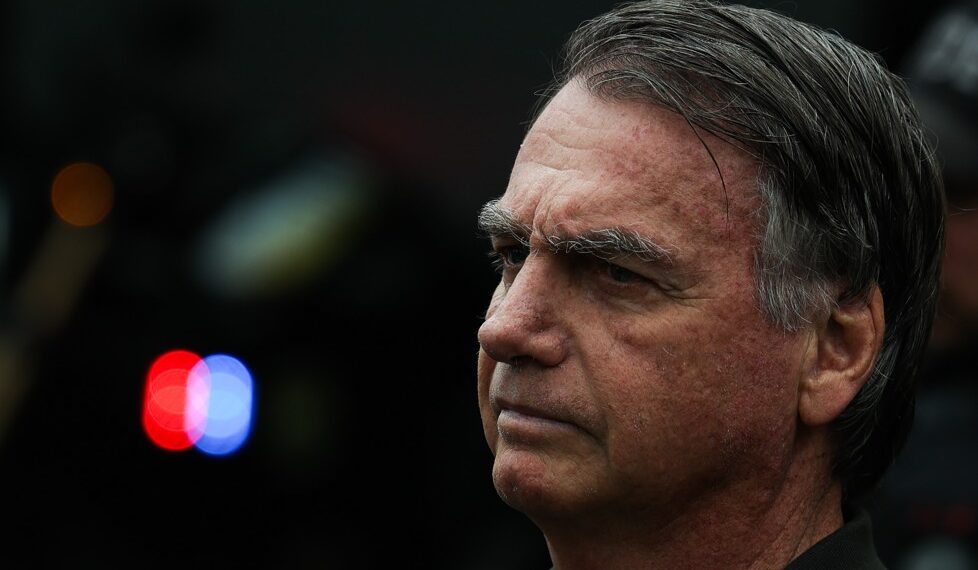 Espingarda de Bolsonaro permanece na empresa que a presenteou
