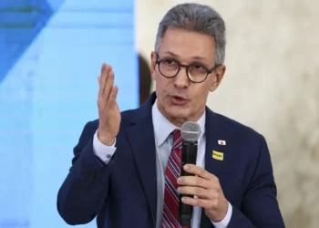 Zema se opõe a ‘golpe’, mas defende anistia a Bolsonaro