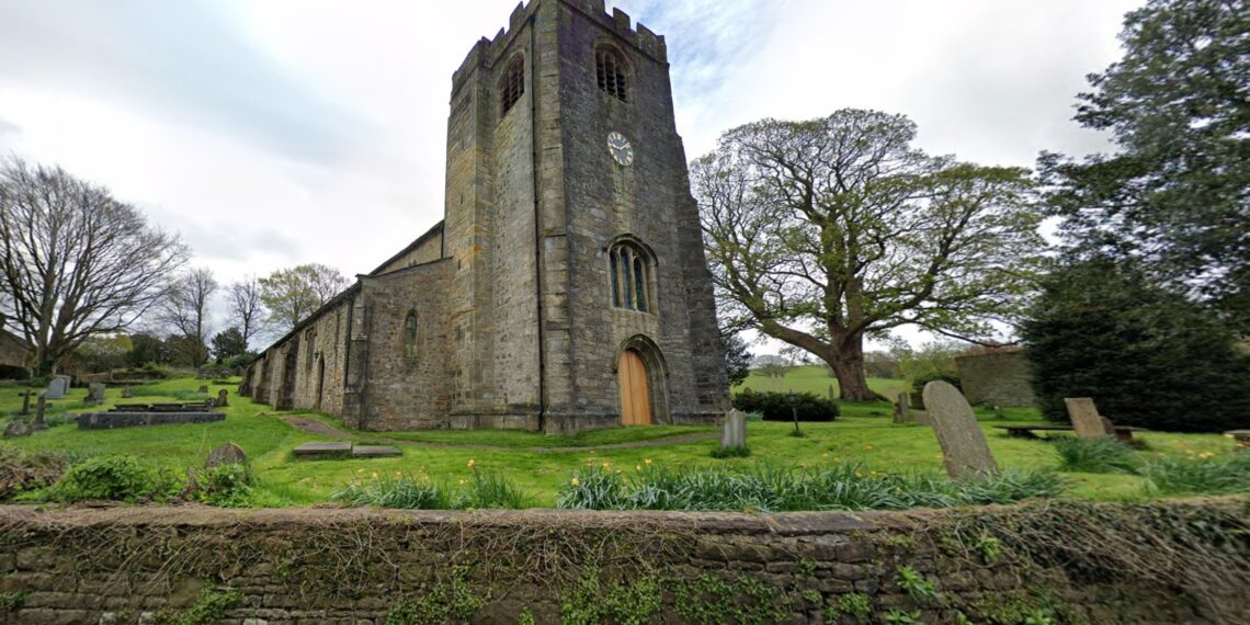 Igreja histórica na Inglaterra se salva com descoberta de moedas de ouro