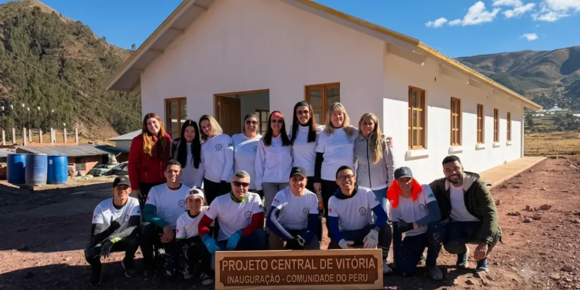 Jovens missionários constroem igreja no Peru