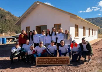 Jovens missionários constroem igreja no Peru