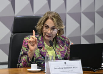 Damares Alves solicita esclarecimentos sobre declarações de Lula