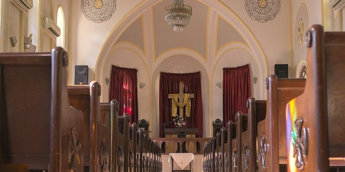 Irã ameaça confiscar igreja evangélica em Teerã