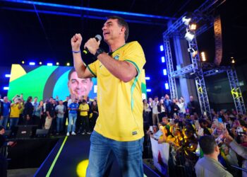 Flávio Bolsonaro pede investigação de promotora por liberdade religiosa
