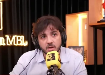 Renan Santos critica Flávio Bolsonaro e questiona sua candidatura