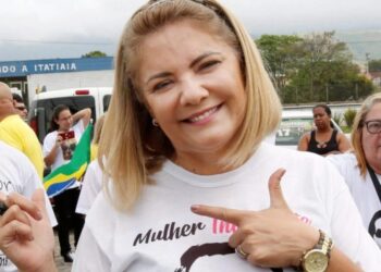Justiça Eleitoral bloqueia R$ 230 mil de Ana Cristina Valle