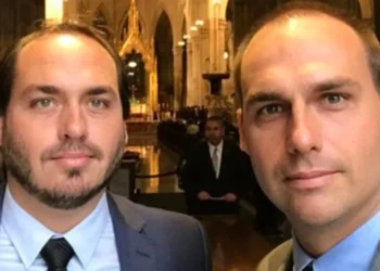 Carlos Bolsonaro elogia atuação de Eduardo nos EUA: ‘Você é gigante’