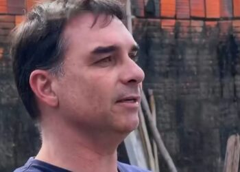 Flávio Bolsonaro visita comunidade em Fortaleza afetada por facções