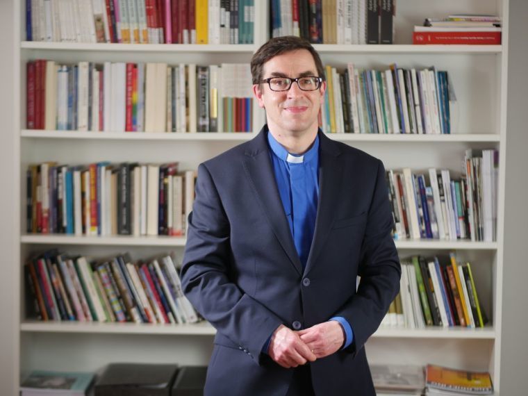 Rev. Bernard Randall vence batalha legal após demissão e investigação