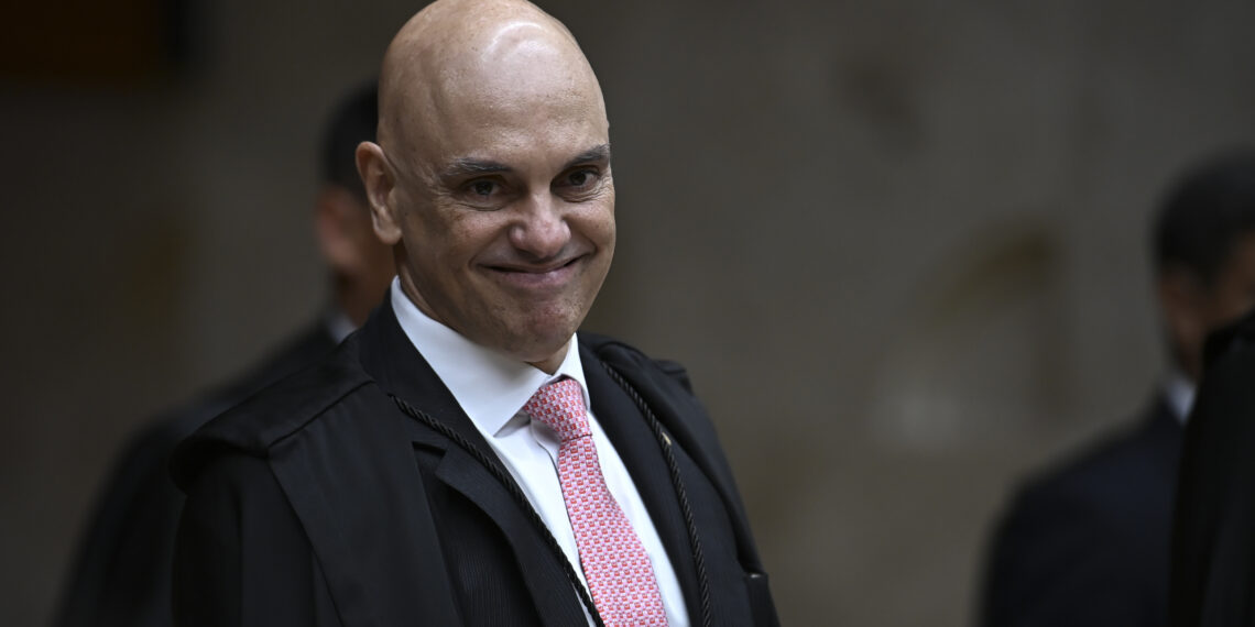 Moraes suspende visitas de Flávio a Jair Bolsonaro por 90 dias