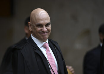 Moraes suspende visitas de Flávio a Jair Bolsonaro por 90 dias