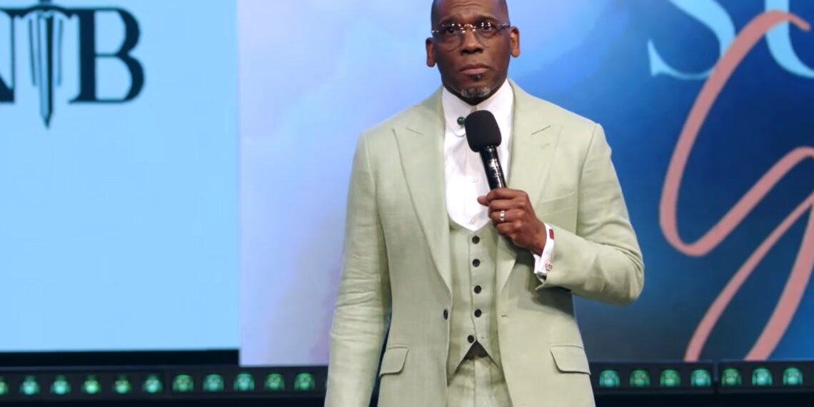 Pastor Jamal Bryant ora pela família de Nolan Wells após tragédia