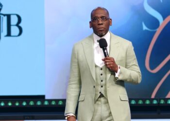 Pastor Jamal Bryant ora pela família de Nolan Wells após tragédia