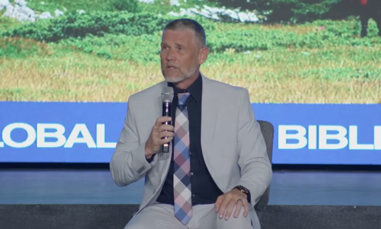 Pastor Greg Locke afirma que não tem nada a esconder após operação
