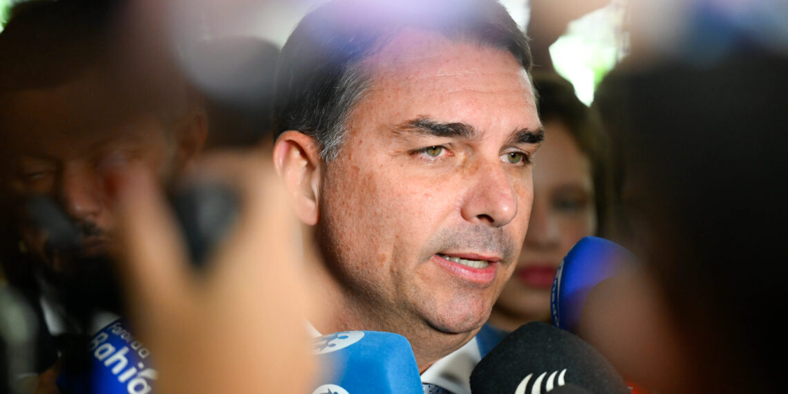 PT e PSOL acionam TSE contra Flávio Bolsonaro por propaganda