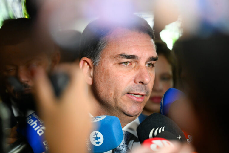 PT e PSOL acionam TSE contra Flávio Bolsonaro por propaganda
