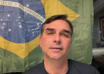 Flávio Bolsonaro critica pesquisa e elogia selo de acurácia eleitoral