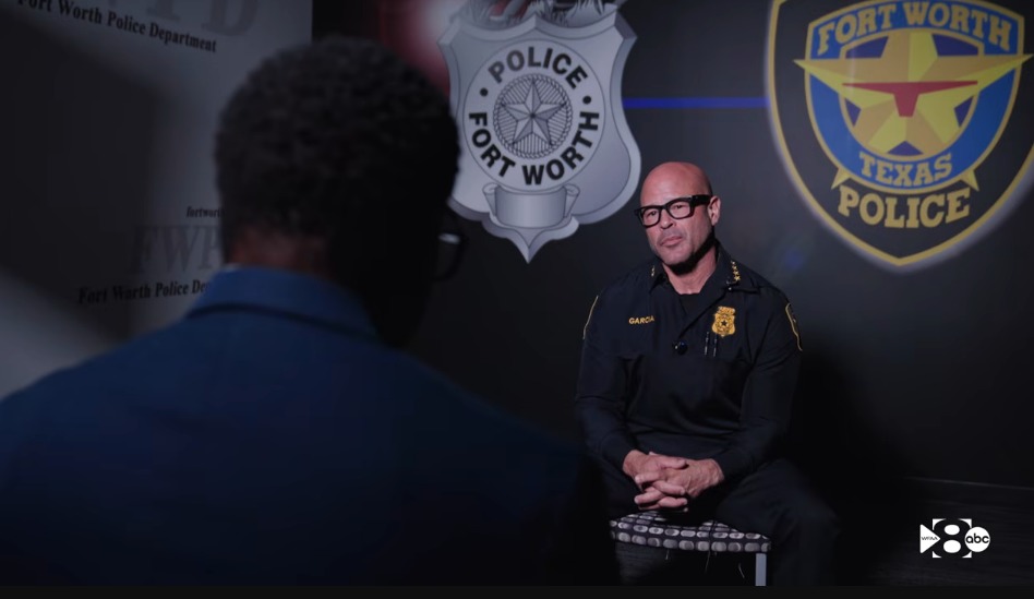 Chefe de polícia no Texas admite responsabilidade após confronto
