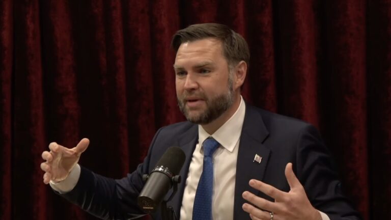 JD Vance fala sobre crenças de alienígenas e demônios em podcast