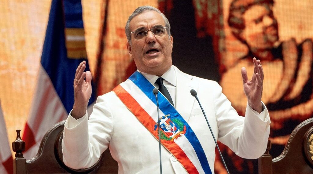 Presidente da República Dominicana atribui força a Deus e oração