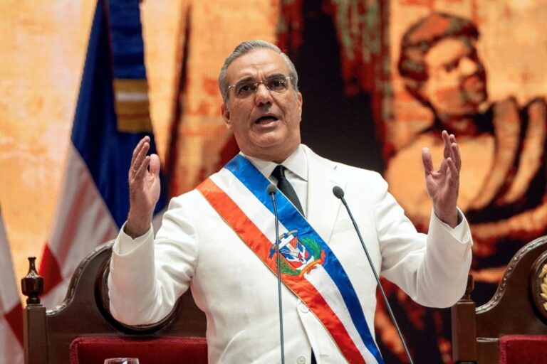 Presidente da República Dominicana atribui força a Deus e oração