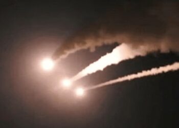 Irã ataca Kuwait e Bahrein com mísseis e drones: defesas reagem