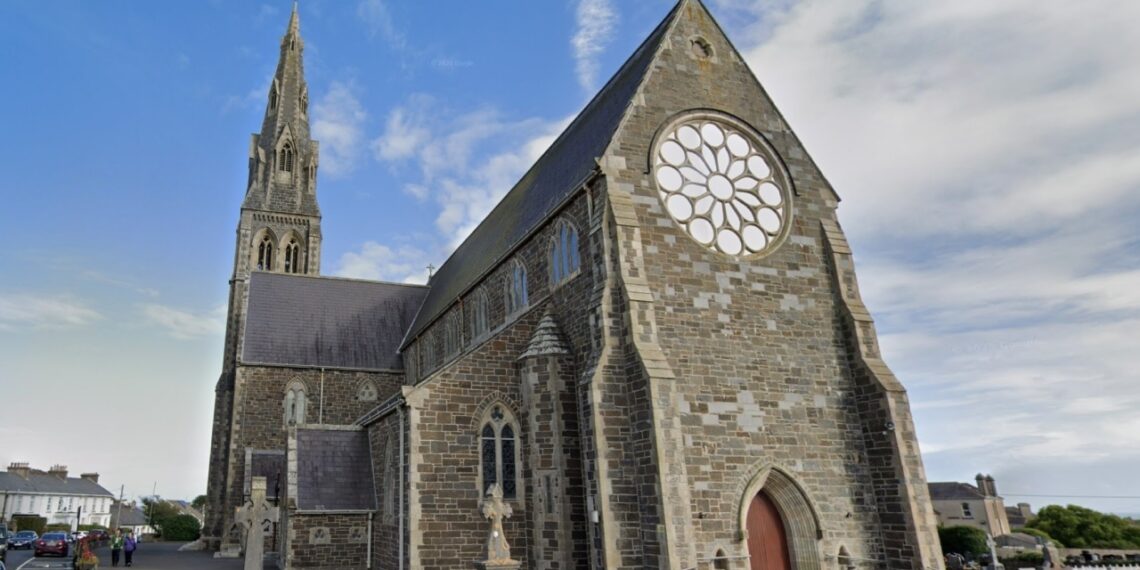 Mulher é esfaqueada no altar enquanto orava em igreja na Irlanda