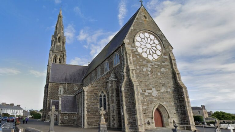 Mulher é esfaqueada no altar enquanto orava em igreja na Irlanda