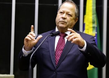 Flávio Dino mantém decisão sobre perda de mandato de Chiquinho Brazão