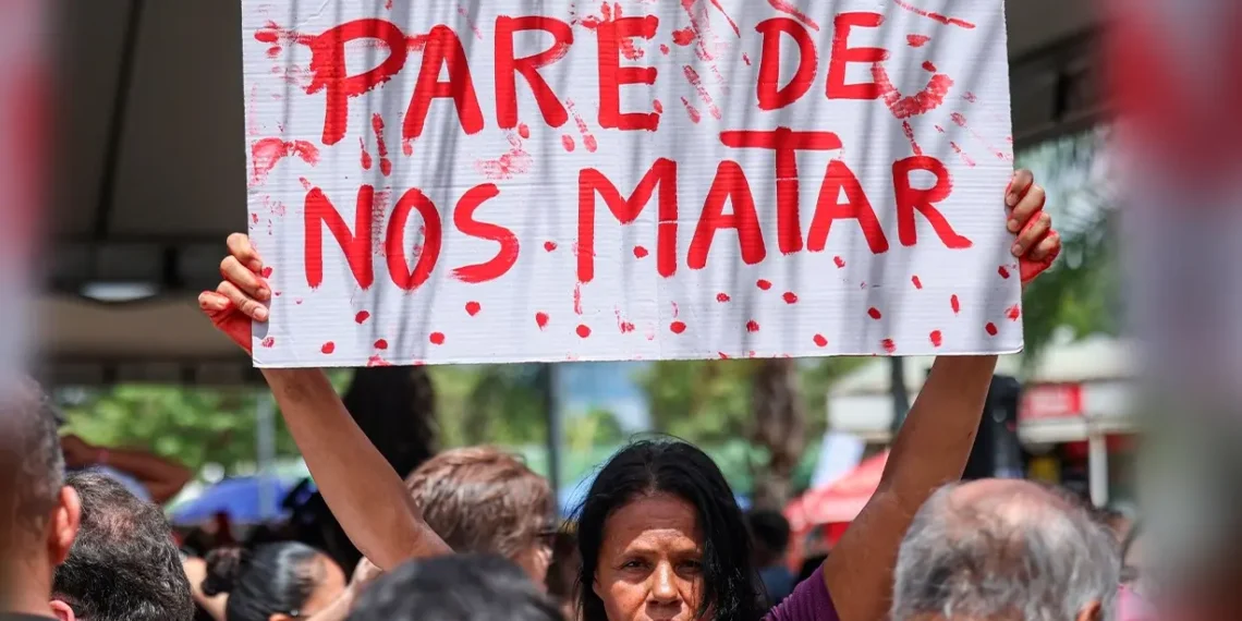 Brasil registra 1.571 feminicídios em 2025