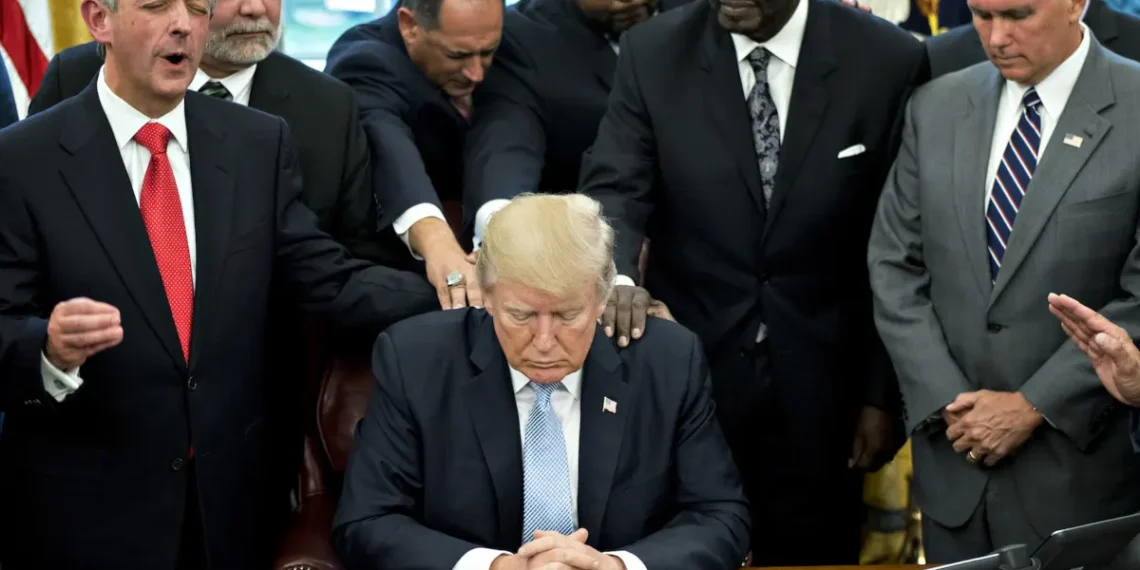 Apoio a Trump afasta jovens das igrejas, diz pesquisa