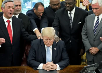 Apoio a Trump afasta jovens das igrejas, diz pesquisa