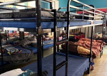 Cidade processa igreja por abrigo para moradores de rua