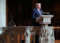 Donald Trump presta homenagens a Lindsey Graham em funeral