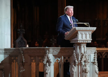 Donald Trump presta homenagens a Lindsey Graham em funeral