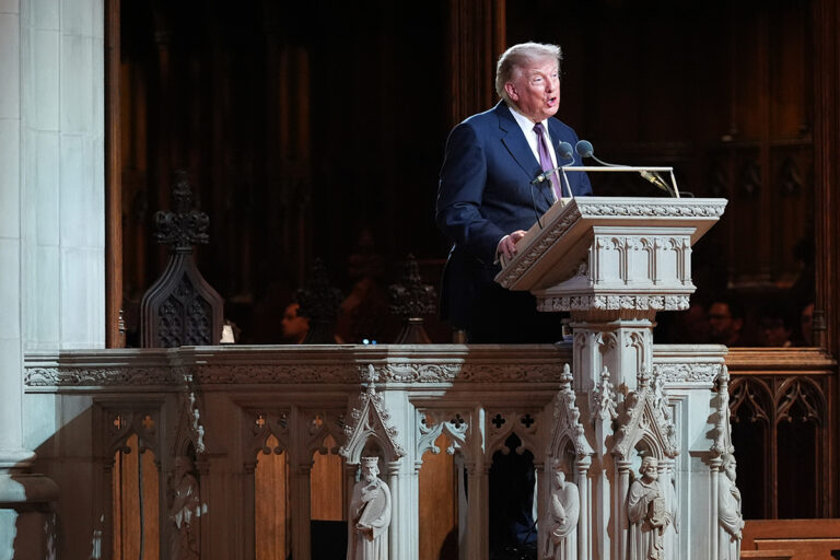 Donald Trump presta homenagens a Lindsey Graham em funeral