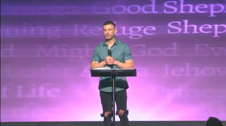 Pastor Tavner Smith arrecada fundos para nova igreja após falência